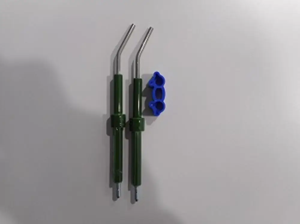 Set aus zwei Zündelektroden in Grün und einem blauen Halter von Remeha, angeordnet auf einer hellen Oberfläche.